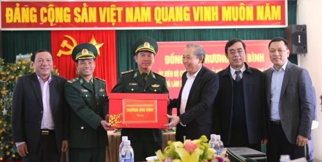 Phó Thủ tướng Thường trực Trương Hòa Bình tặng quà cán bộ, chiến sỹ Đồn Biên phòng CKQT Lao Bảo