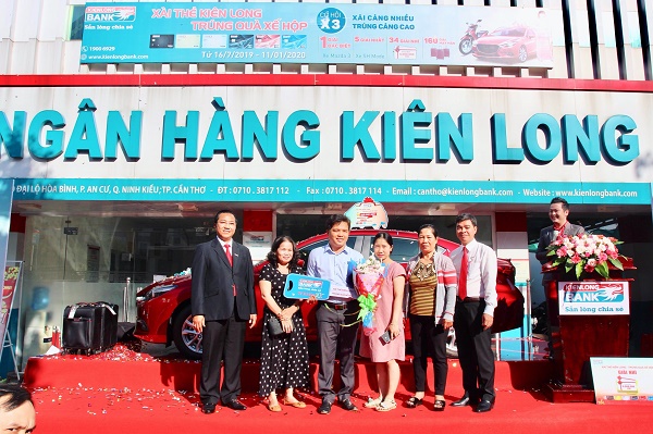 Ông Nguyễn Hoàng An, Phó TGĐ kiêm Chủ tịch CĐCS Kienlongbank trao giải cho khách hàng Lê Phạm Thanh Lâm trúng thưởng Giải đặc biệt