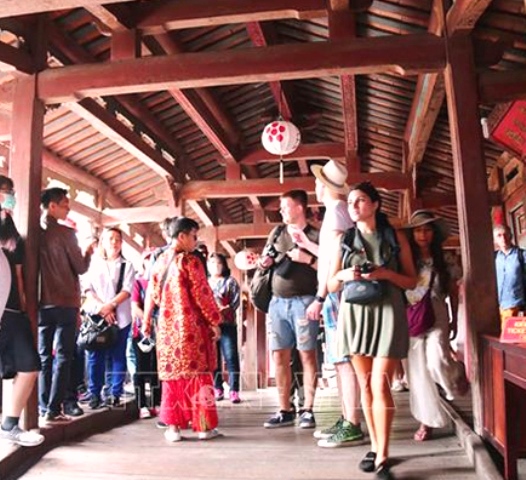 Chùa Cầu - điểm du lịch quan trọng của phố cổ Hội An đã gia tăng lượng khách tham quan