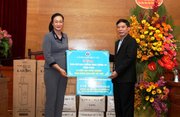 Đại diện Bộ Y tế trao quà tặng Ban Chỉ đạo phòng, chống dịch Covid-19 tỉnh Vĩnh Phúc. Ảnh: Dương Chung