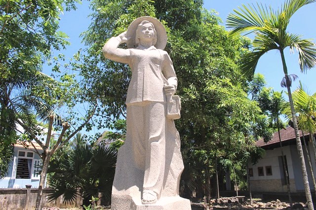 Bức tượng bác sĩ Đặng Thùy Trâm được đặt trước khu bệnh xá