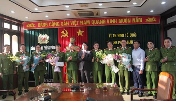 UBND TP. Hải Phòng trao thưởng cho Công an thành phố 50 triệu đồng điều tra bắt đối tượng vụ giết người đốt xác