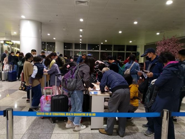 Du khách khai báo y tế tại sân bay quốc tế Nội Bài, Hà Nội
