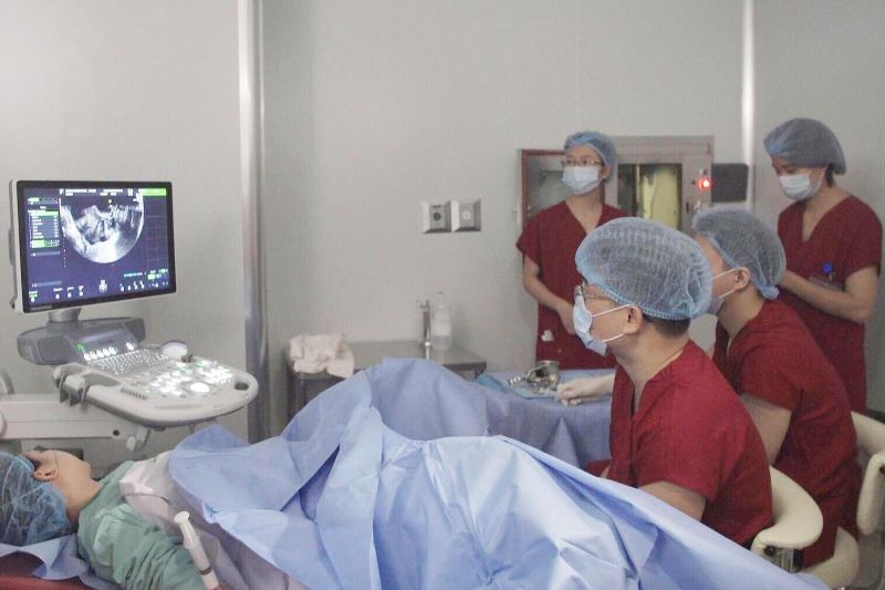 PGS Lê Hoàng, Giám đốc Trung tâm hỗ trợ sinh sản BVĐK Tâm Anh, Hà Nội chuẩn bị chuyển phôi cho bệnh nhân VSHM