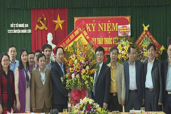 Phó Chủ tịch UBND tỉnh Nghệ An Bùi Đình Long tặng hoa chúc mừng Trung tâm Y tế huyện Nghi Lộc