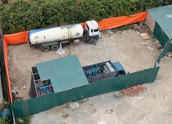 Bắt quả tang cơ sở sang chiết gas trái phép Cơ sở sang chiết gas trái phép tại xã Song Phương, huyện Hoài Đức, TP. Hà Nội (Ảnh: TN)