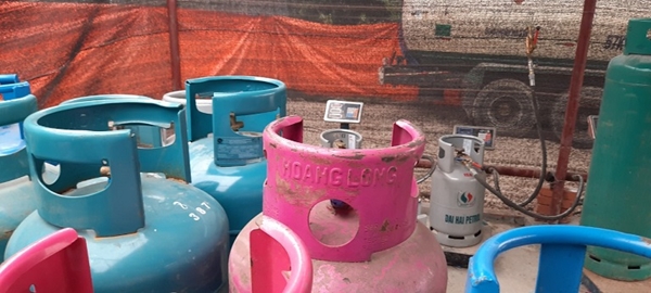 Những chiếc bình gas đang được chiết nạp qua các dụng cụ thô sơ tiềm ẩn nguy cơ cháy nổ cao (Ảnh: TN)