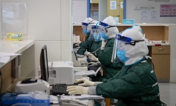 Nhân viên y tế tại một bệnh viện ở Vũ Hán hôm 22/2. (Ảnh: AFP)