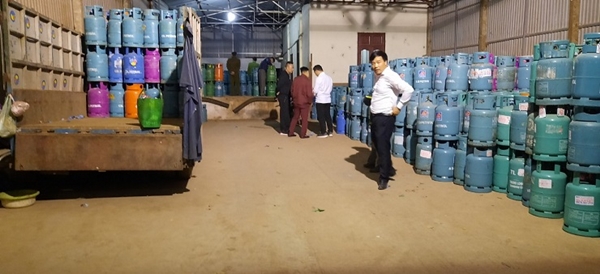 Hàng nghìn vỏ bình gas đang được cất giữ trong kho tại Đội 5, xã Yên Sở, huyện Hoài Đức (Ảnh: TN)
