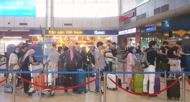 Hành khách làm thủ tục tại Cảng Hàng không Quốc tế Cam Ranh, Khánh Hòa