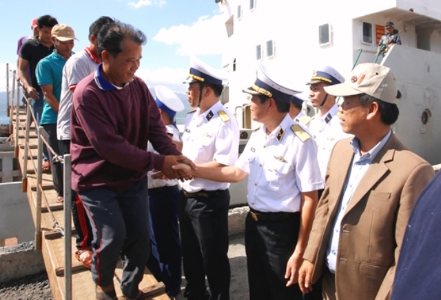 L&atilde;nh đạo V&ugrave;ng 4 Hải qu&acirc;n hỏi thăm những ngư d&acirc;n t&agrave;u c&aacute; gặp nạn được đưa về bờ s&aacute;ng 27/2.