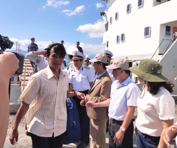 C&aacute;n bộ, chiến sĩ V&ugrave;ng 4 Hải qu&acirc;n đ&oacute;n c&aacute;c ngư d&acirc;n l&ecirc;n bờ.