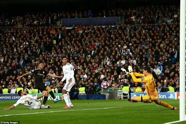 Thủ môn Courtois cản phá xuất sắc giúp Real thoát được bàn thua ở phút 21