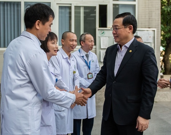 Bí thư Thành ủy Hà Nội Vương Đình Huệ và Chủ tịch TP Nguyễn Đức Chung đã kiểm tra công tác chống dịch Covid-19 tại Bệnh viện Đa khoa Đức Giang