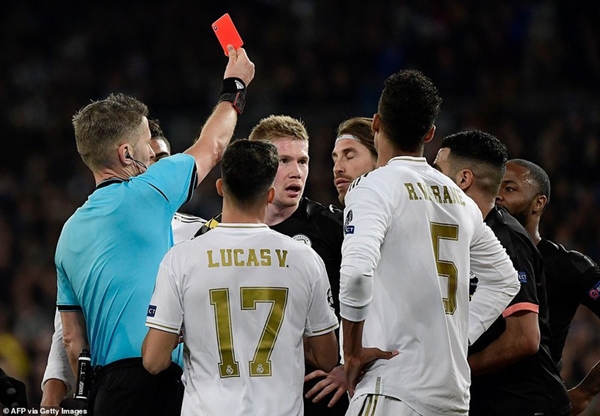 Thủng lưới 2 bàn trên sân nhà, Real còn gặp thêm khó khăn khi đội trưởng Ramos nhận thẻ đỏ ở trận lượt đi.