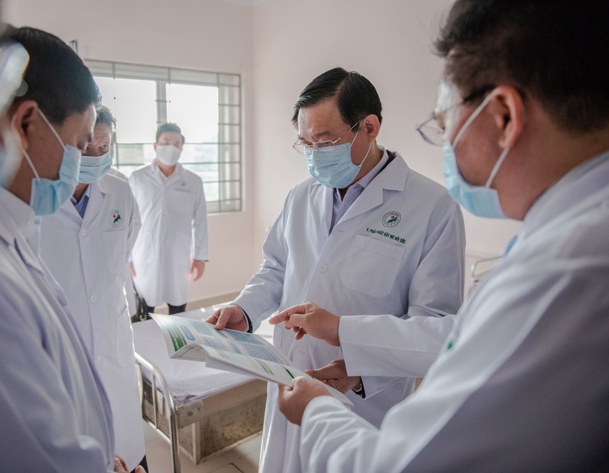 Chuyến thăm và kiểm tra công tác chống dịch Covid-19 tại bệnh viện diễn ra trong đúng ngày kỷ niệm 65 năm ngày Thầy thuốc Việt Nam.