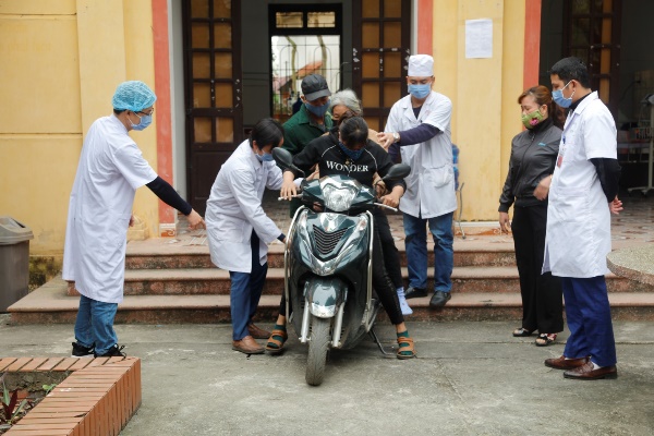 Tại trung tâm nơi xảy ra dịch bệnh, các y bác sỹ của TƯ, của tỉnh và Trạm Y tế xã Sơn Lôi hàng ngày đón tiếp, kiểm tra, chăm sóc sức khỏe cho người dân trong xã
