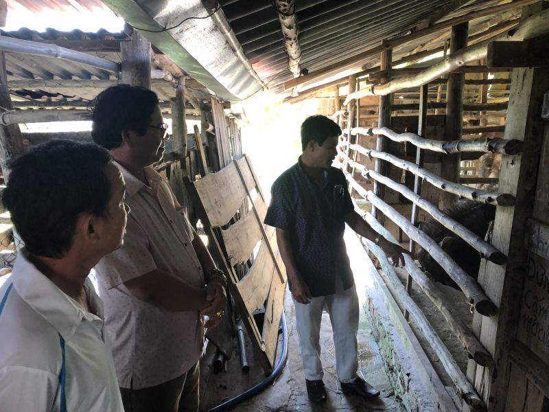Người d&acirc;n thăm trang trai nu&ocirc;i nai của &ocirc;ng Ba Long