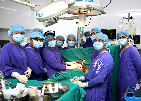 Năm 2018, lần đầu tiên các chuyên gia y tế Việt Nam thực hiện ghép phổi thành công và tiến hành lấy đồng thời 6 tạng từ cùng một người cho chết não để ghép cho 5 bệnh nhân (Ảnh: TTXVN)