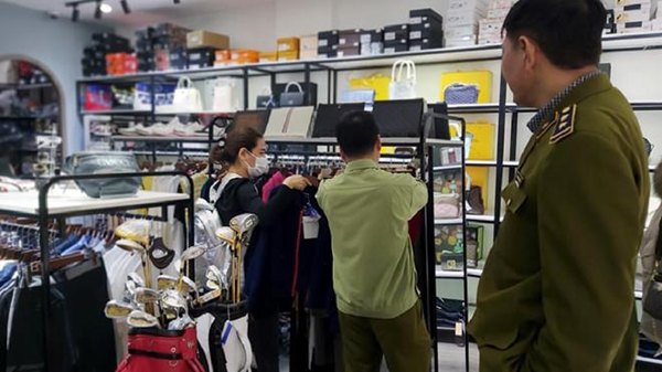 Kiểm tra hàng loạt cửa hàng bán đồ thời trang Gucci, LV ở Hà Nội