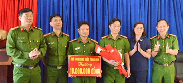 Bà Trần Thị Tường Vân, Phó Chủ tịch UBND quận Thanh Khê (thứ 2 từ phải) trao thưởng 10 triệu đồng cho Đội Cảnh sát hình sự.