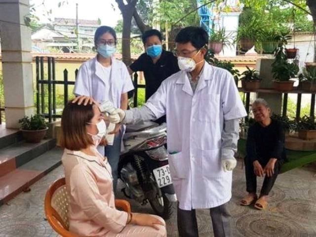 Nữ du học sinh tại huyện Tuyên Hoá được kiểm tra y tế, hướng dẫn cách ly, theo dõi sức khoẻ tại nhà