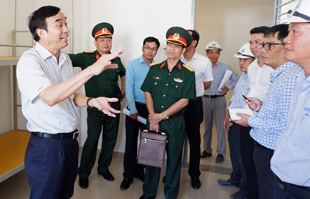 Phó Chủ tịch UBND TP Đà Nẵng Lê Trung Chinh kiểm tra công tác chuẩn bị tại Khu ký túc xá sinh viên tập trung phía Tây TP.