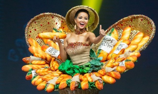 H'Hen Niê và bộ quốc phục “Bánh mỳ” tại Miss Universe 2018.