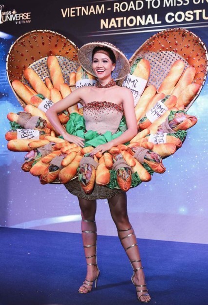 Còn nhớ tại cuộc thi Miss Universe 2018 tổ chức ở Thái Lan, H'Hen Niê với bộ trang phục dân tộc “Bánh mỳ” đã “gây bão” của giới truyền thông và nhận được rất nhiều sự chú ý.