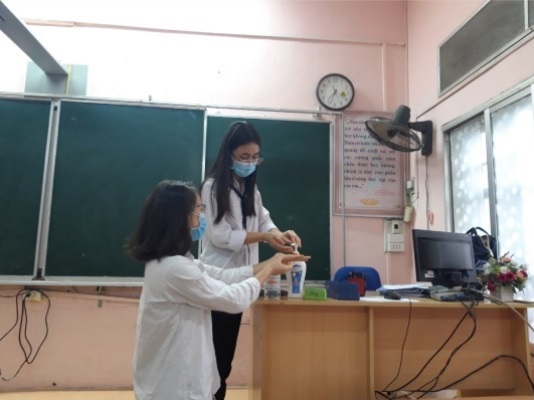 Học sinh được hướng dẫn khử khuẩn ngay tại lớp