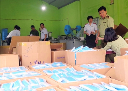 Lực lượng chức năng kiểm tra, tạm giữ các thùng khẩu trang tại Công ty TNHH Dược Tâm Hưng.
