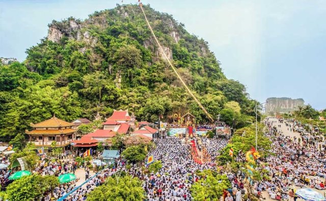 Lễ hội Quán Thế Âm Ngũ Hành Sơn nhằm cầu nguyện cho đồng bào, chúng sinh đi biển, làm ăn trên sông nước được thuận lợi bình an.