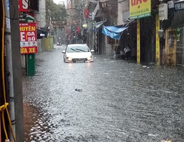 Hà Nội: Sau mưa lớn, nhiều tuyến phố ngập sâu