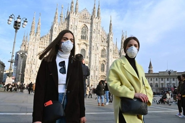 Người dân đeo khẩu trang phòng chống Covid-19 ở quảng trường Piazza del Duomo, Milan (Ảnh: AFP)