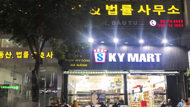 Một siêu thị phục vụ người Hàn Quốc trên đường Phạm Văn Đồng, quận Sơn Trà, TP. Đà Nẵng