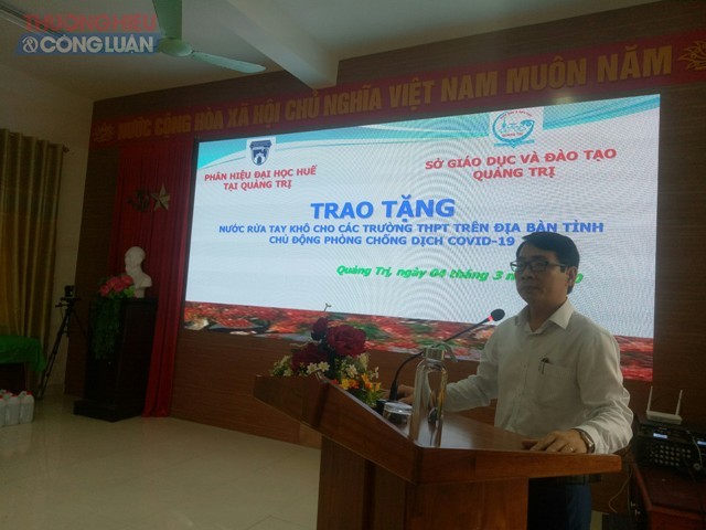 Ông Mai Huy Phương – Phó Giám đốc Sở Giáo dục và Đào tạo tỉnh Quảng Trị phát biểu tại buổi trao tặng dung dịch nước rửa tay khô
