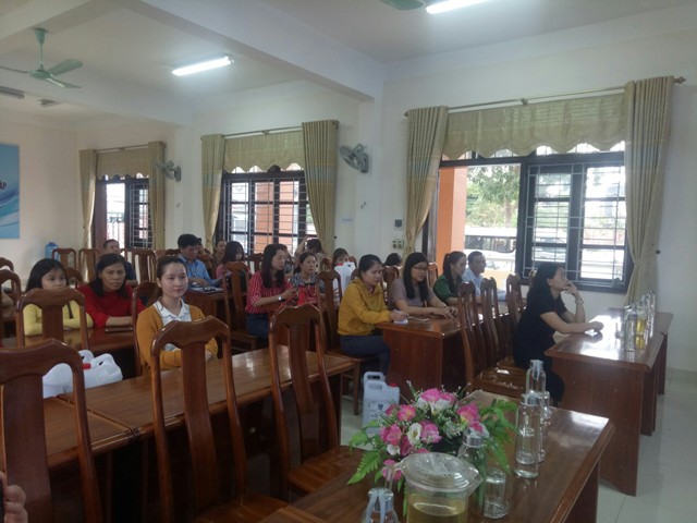 Phân hiệu Đại học Huế tại Quảng Trị: Trao tặng 240 lít nước rửa tay khô cho các trường THPT