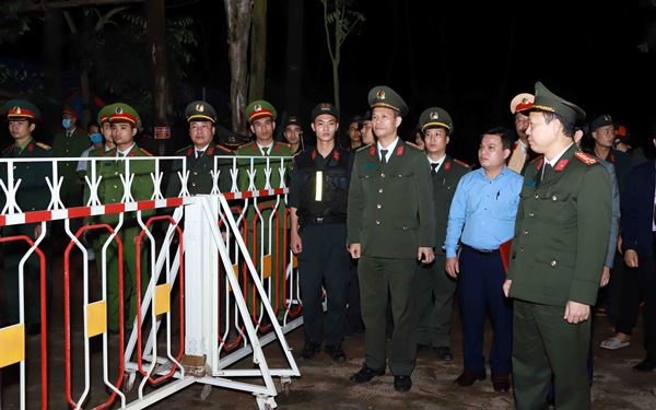 Đại tá Đinh Ngọc Khoa, Giám đốc Công an tỉnh Vĩnh Phúc (ngoài cùng bên phải) tuyên bố lệnh dỡ bỏ các chốt kiểm soát dịch Covid-19 tại xã Sơn Lôi