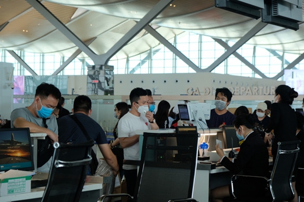 Hành khách làm thủ tục tại quầy vé cảng Hàng không Quốc tế Cam Ranh