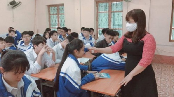 Trường THPT Bỉm Sơn đo thân nhiệt cho các em học sinh