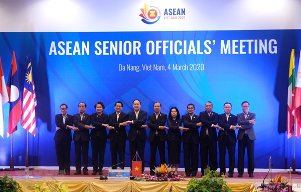 Trưởng đoàn SOM các nước ASEAN chụp ảnh tại hội nghị (Ảnh: Quốc Dũng/TTXVN)