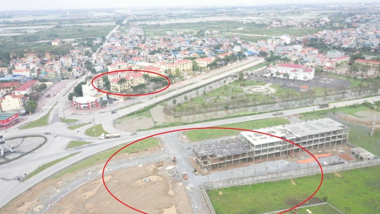 dự án khách sạn Tân Quang Phát nằm tại vị trí đối diện với trụ sở UBND huyện Yên Mỹ, và chỉ cách trụ sở UBND huyện này chưa đến 100m.