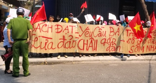 Đà Nẵng: Hàng chục khách hàng “vây” trụ sở Công ty Bách Đạt để đòi đất và sổ đỏ