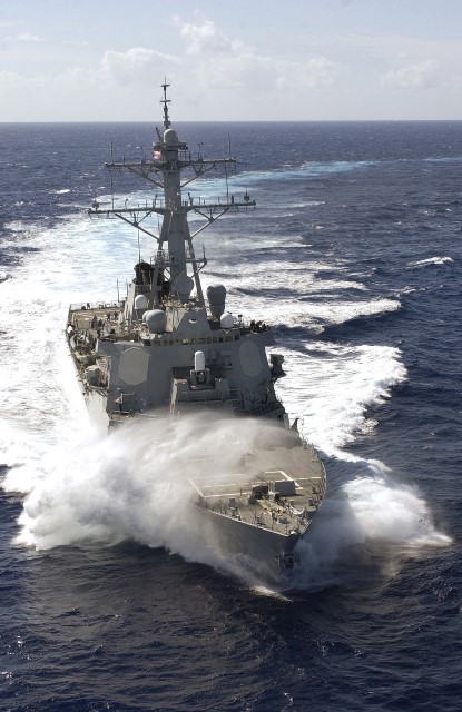 Tàu khu trục USS Russell hộ tống tàu sân bay USS Theodore Roosevelt.Ảnh:Hải quân Mỹ