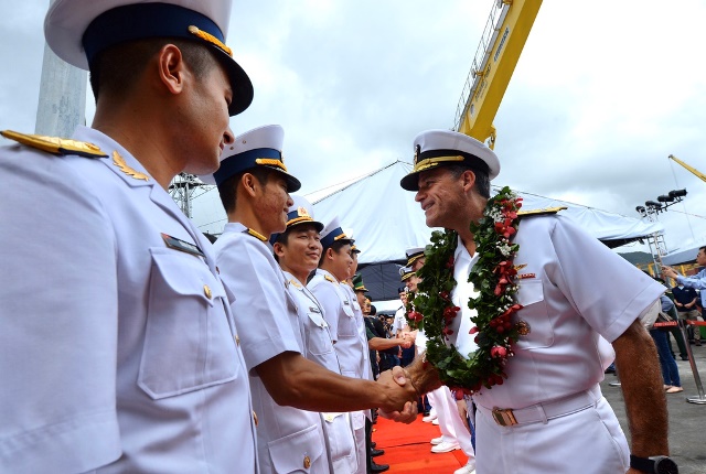 Đô đốc John Aquilino, Tư lệnh Hạm đội Thái Bình Dương của Mỹ, bắt tay cùng các chiến sĩ hải quân Việt Nam tại cảng Tiên Sa. Ông John Aquilino là người gốc New York, tốt nghiệp Học viện Hải quân Mỹ vào năm 1984. Ông được bổ nhiệm làm Tư lệnh Hạm đội Thái Bình Dương từ ngày 17/5/2018.