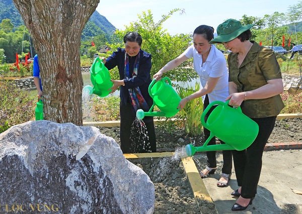 Phó Chủ tịch Thường trực Quốc hội Tòng Thị Phóng và Tổng giám đốc Đỗ Nguyệt Ánh trồng cây lưu niệm tại UBND xã Vĩnh Lạc