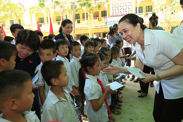 Tổng giám đốc Đỗ Nguyệt Ánh tặng 36 suất học bổng cho học sinh nghèo trường Tiểu học Vĩnh Lạc