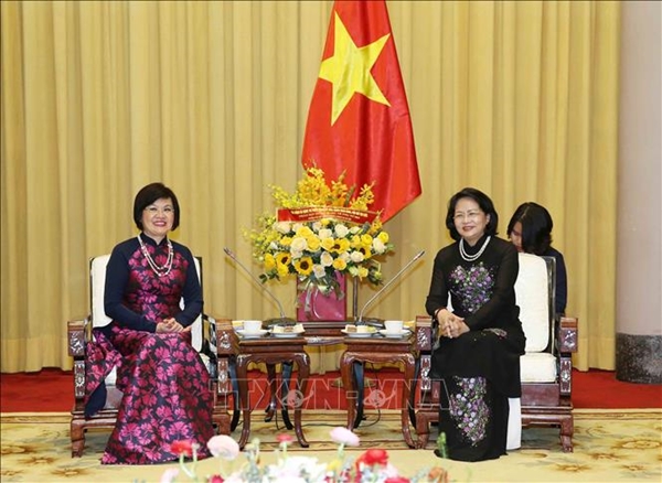Phó Chủ tịch nước Đặng Thị Ngọc Thịnh với Đại sứ Nguyễn Nguyệt Nga, Chủ tịch danh dự Nhóm Phụ nữ Cộng đồng ASEAN tại Hà Nội (Ảnh: Phương Hoa/TTXVN)