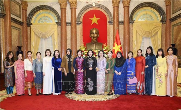Phó Chủ tịch nước Đặng Thị Ngọc Thịnh với các đại biểu (Ảnh: Phương Hoa/TTXVN)