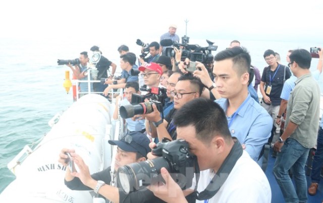 Hàng trăm phóng viên tiếc vì chưa lên tàu sân bay USS Theodore Roosevelt do biển động